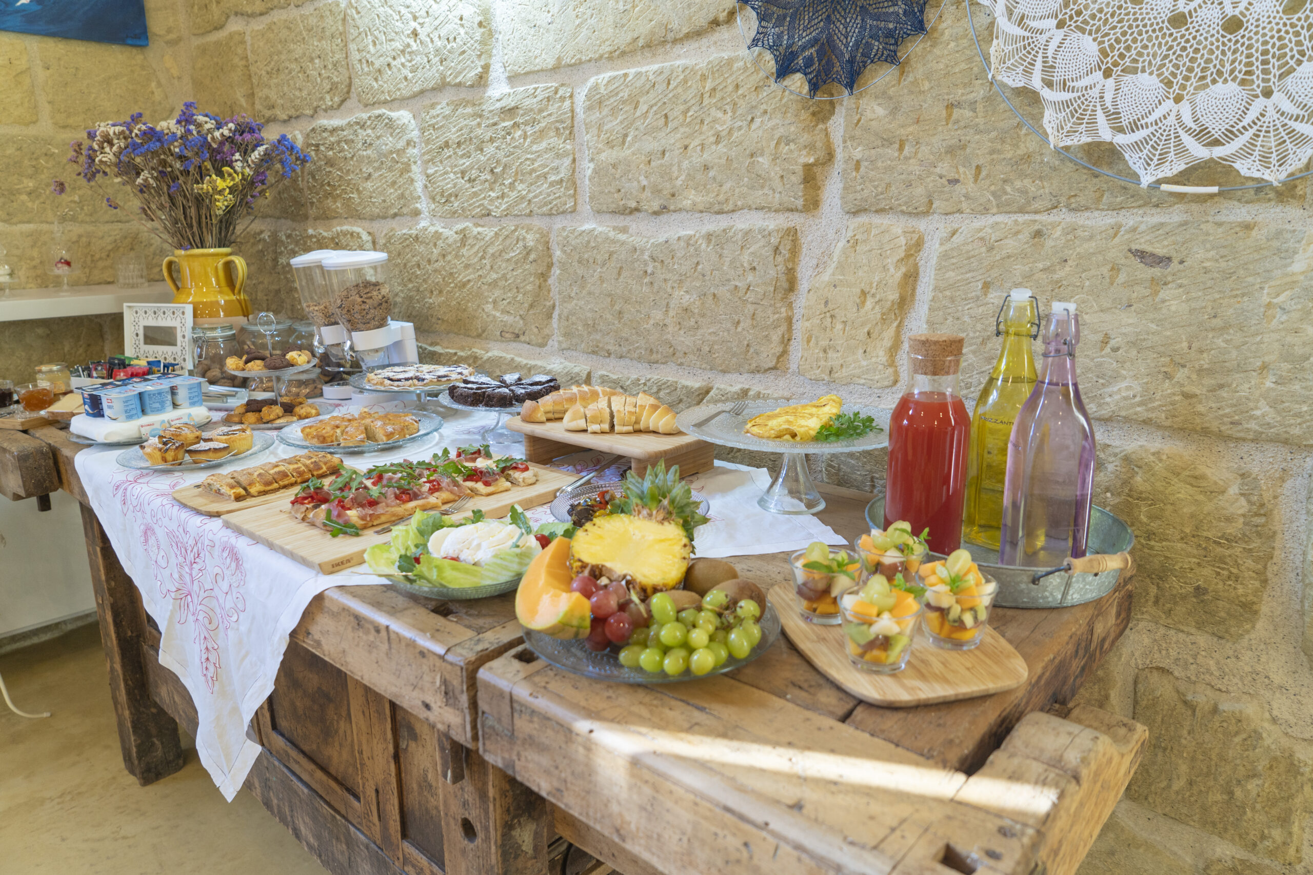 Light lunch a bordo piscina con piatti freschi
