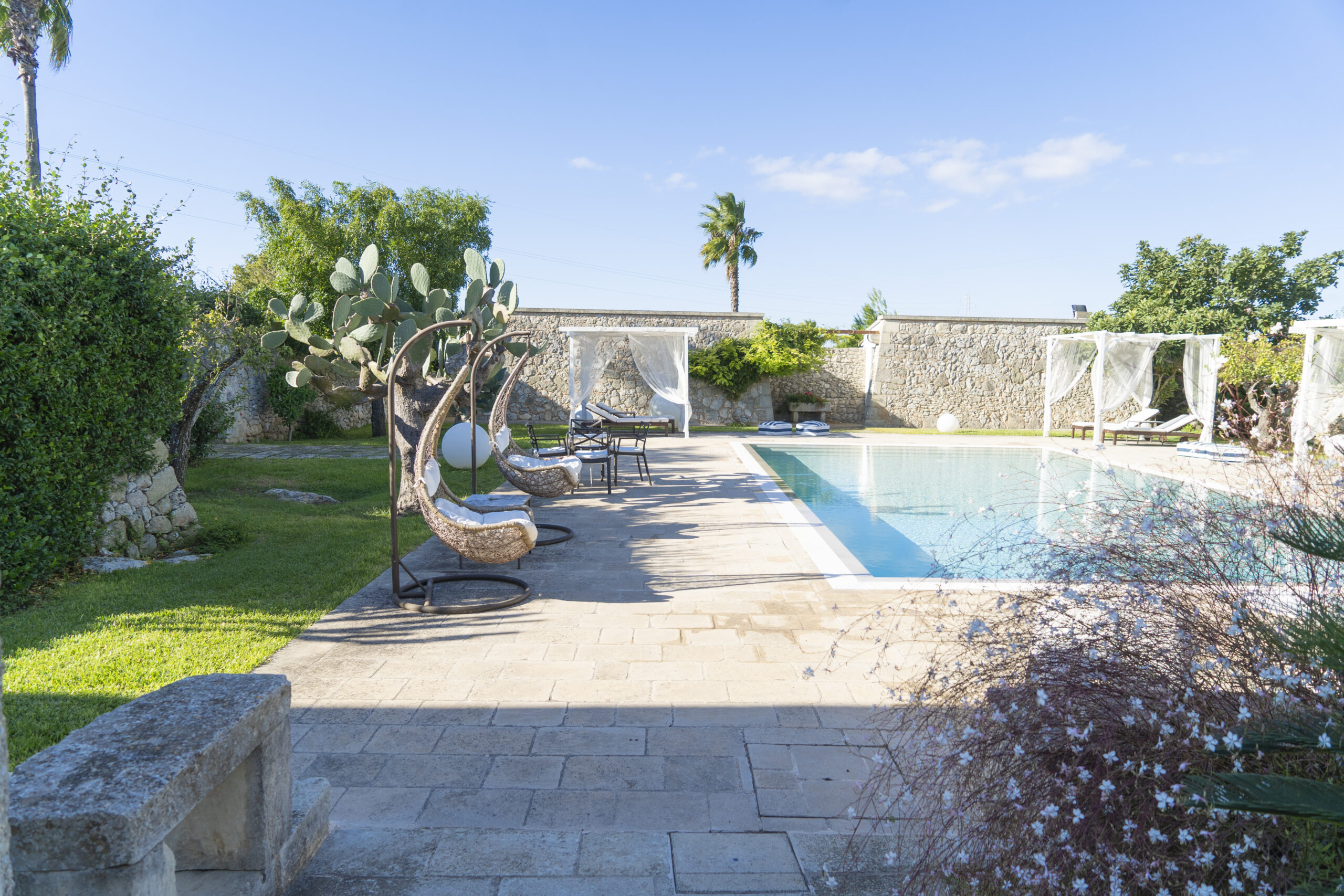 Piscina e benessere tra gli ulivi